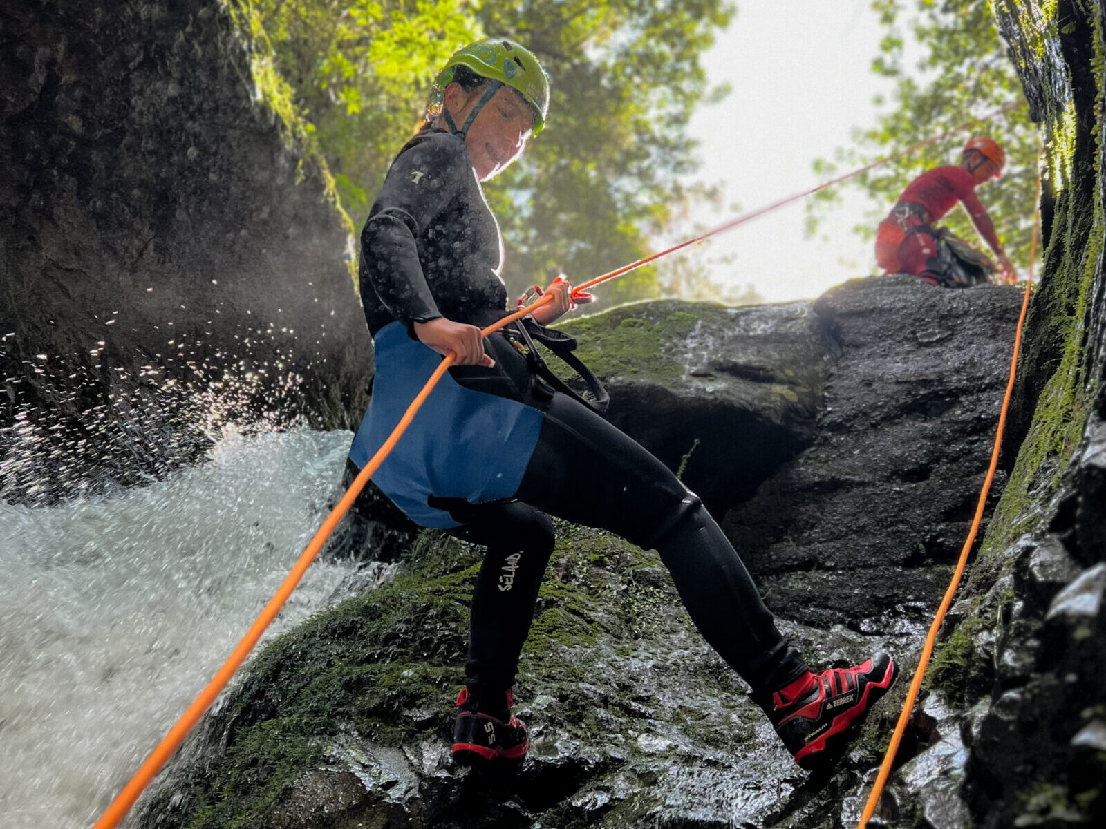 Canyoning na Maderze, kobieta schodząca na linie