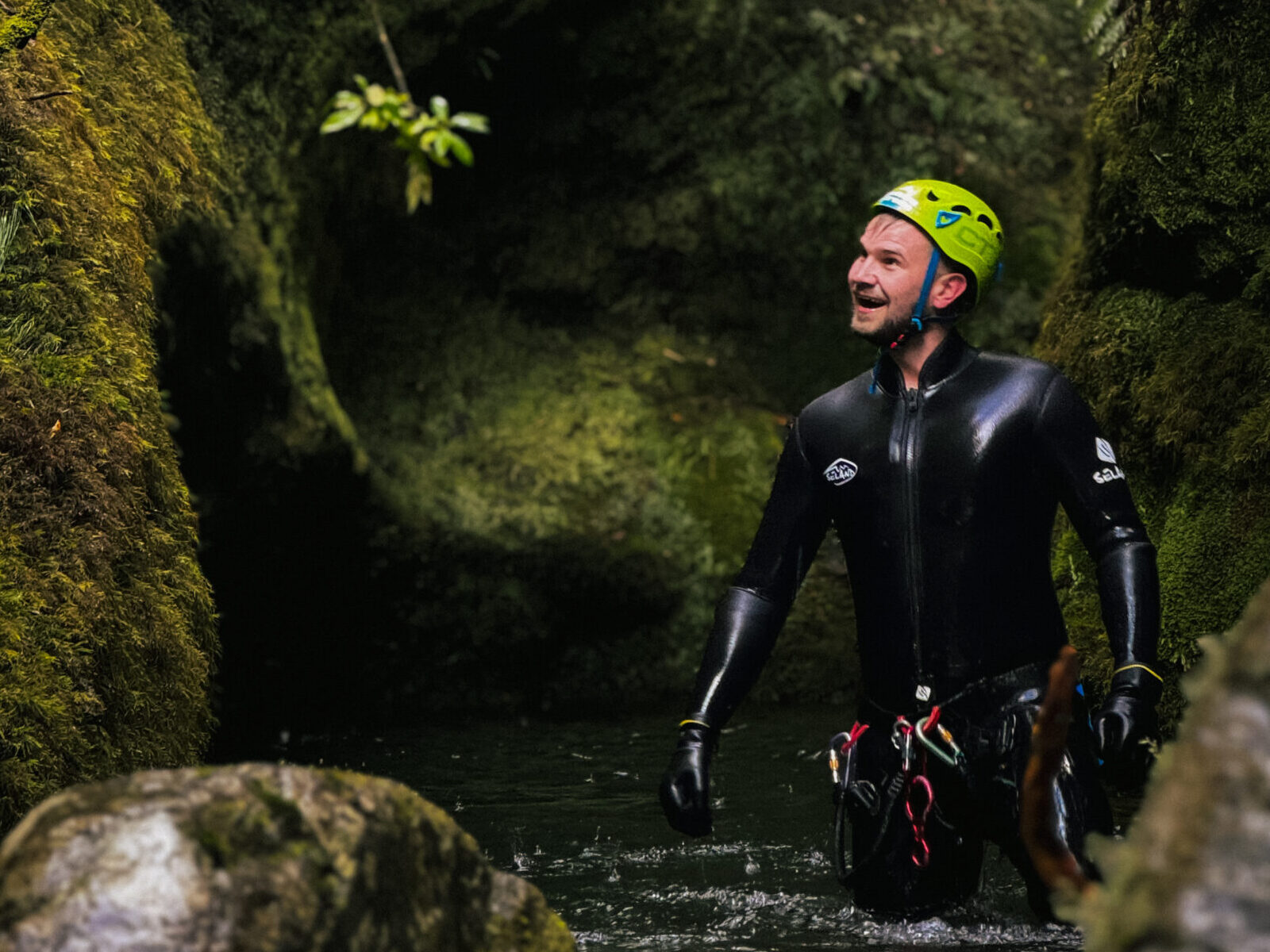 Mężczyzna na canyoningu na Maderze