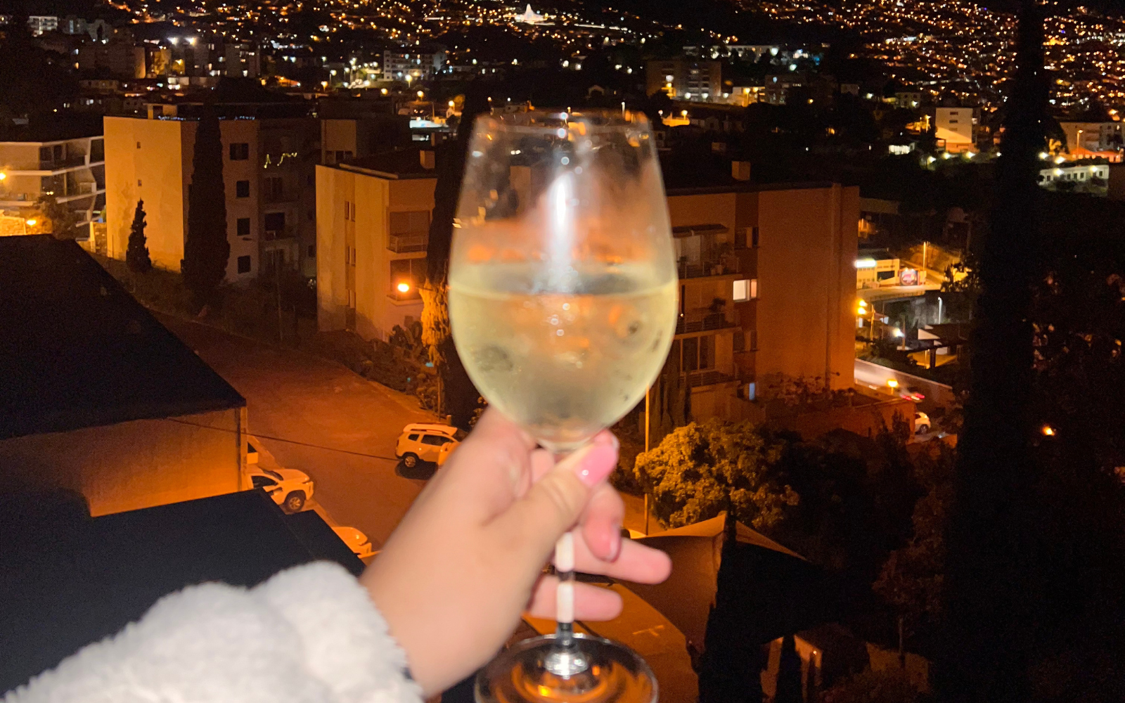 Wino trzymane w ręku